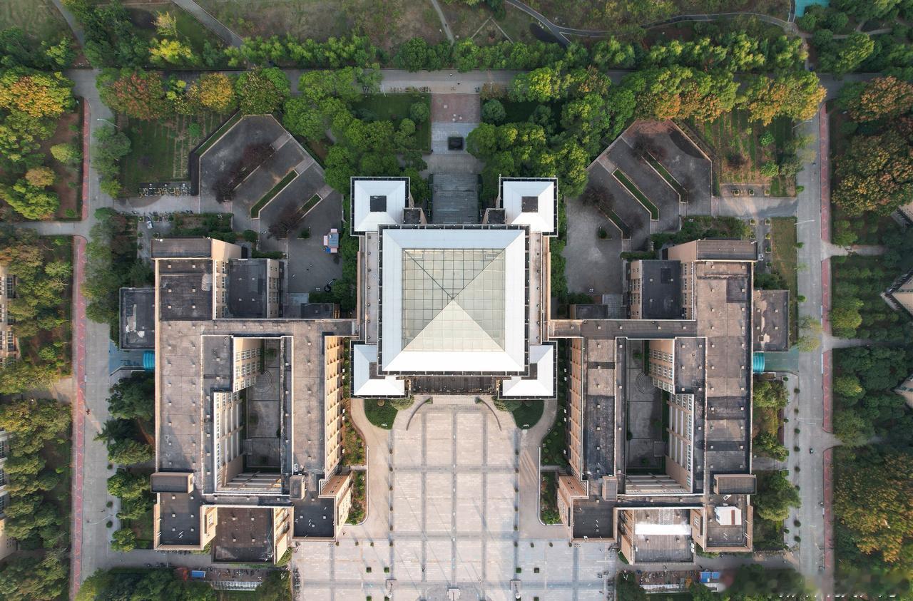 “看似寻常最奇崛,成如容易却艰辛。”
开启元气满满的一天吧
（图源：新媒体中心）