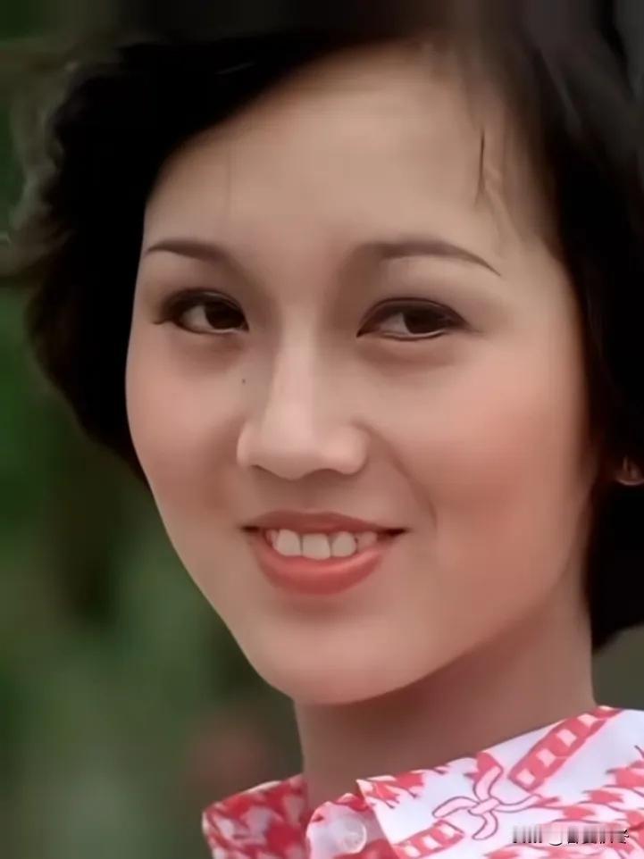 少女时期的赵雅芝
好像和素人差不多
可能是年纪小五官还没有长开吧