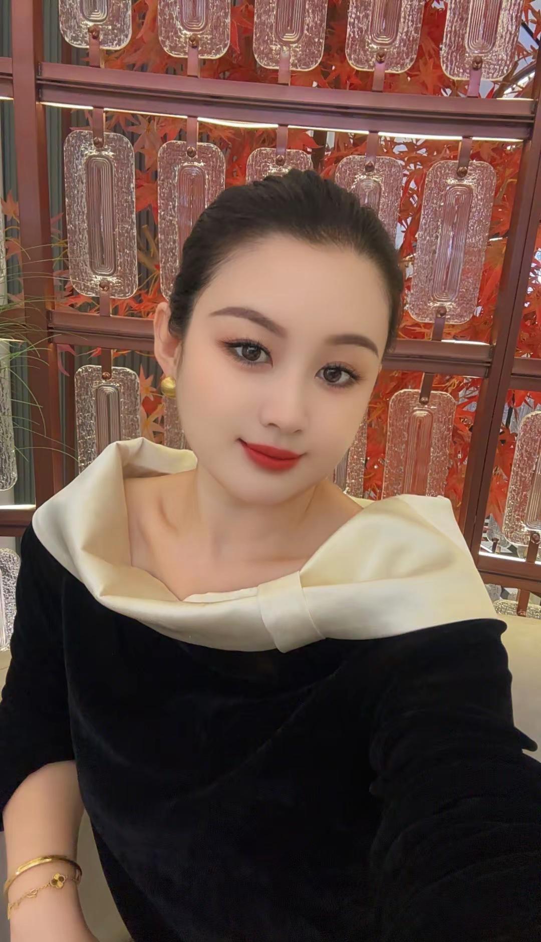 我想把自己养的软软糯糯的，开开心心的，每天穿的漂漂亮亮，说话温温柔柔的一副与世无