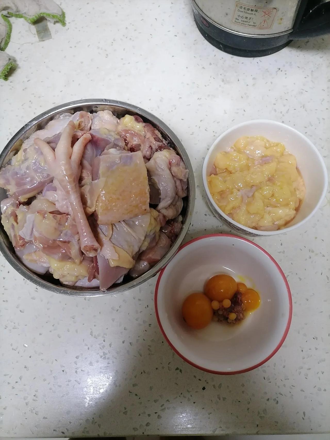 今天在学校住校的儿子回家了，想到他在学校里吃的不好，今天我买了老母鸡煨汤。
今天