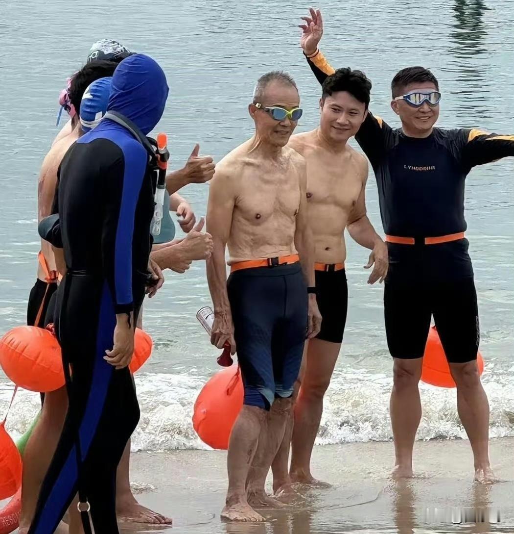 75岁的万科创始人王石，近日现身深圳大梅沙海滨浴场，还有几位市民争相和他合影。从