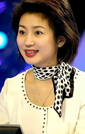 1996 年，王小丫和大学老师吕成功结婚了。婚后，吕成功下海经商，王小丫前往北京