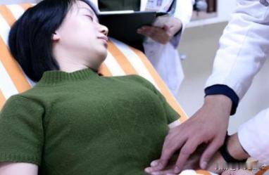 山东临沂，一00后女子因胃部不适，68岁的男医生抚摸女子胸部，还问她“是否在日本