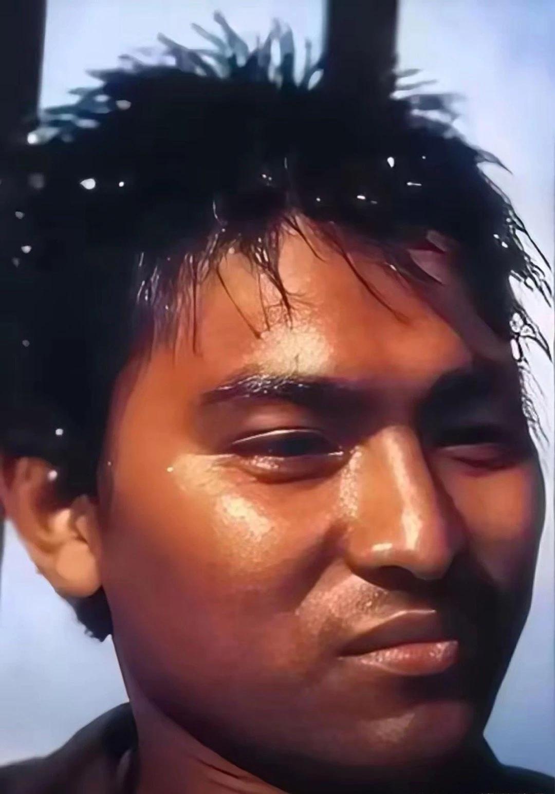 刘德华不是一直都那么帅哦，刚开始出道的时候，他还是个胖乎乎、皮肤黑黑的小伙子呢！