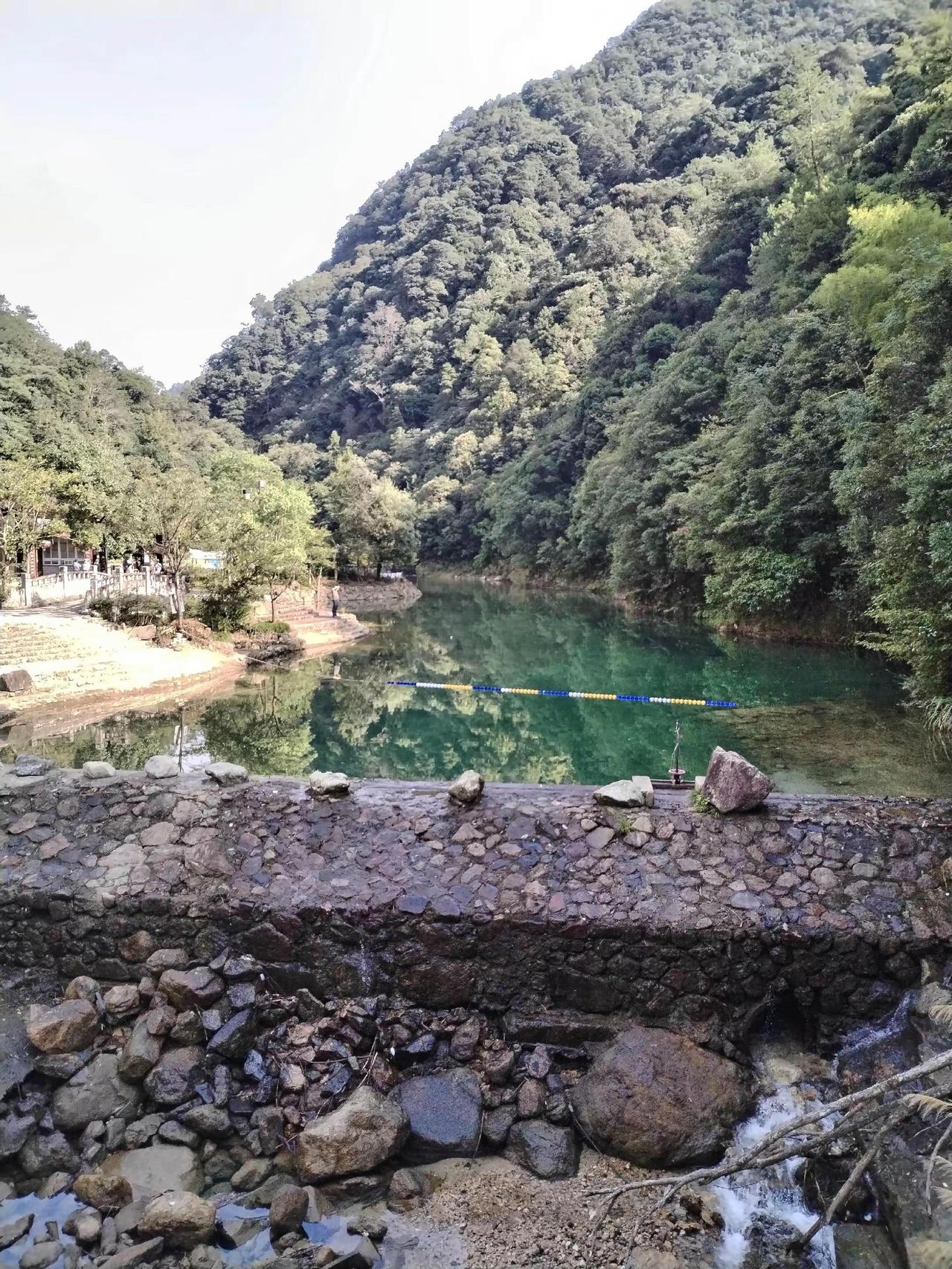 三清山玉帘瀑布。在一片原始森林的山间峡谷深处，有一个比较壮观的瀑布，这就是三清山