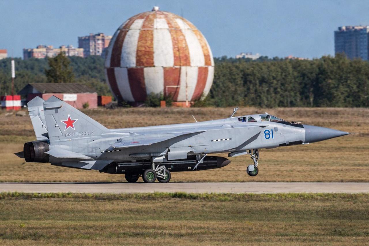 “米格-31BM”挂载新型反卫星导弹升空。导弹长约6米，弹径0.5米、重1255