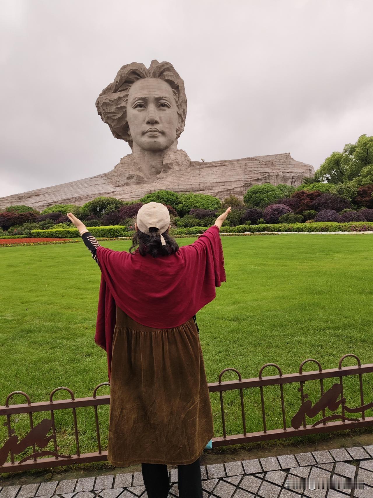 来湖南旅游，亦是一场红色之旅。
昨天我去了橘子洲头和岳麓书院，拍了好多照片，心中
