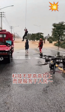 非常时期，非常手段。广西灾区，四旋翼无人机从滔滔洪水围困中救人，很多人因此获救。