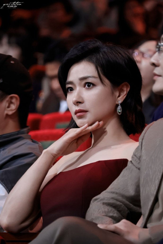 万茜年度实力IP演员 精准拿捏IP角色气质，万茜用演技赋予角色灵魂。 