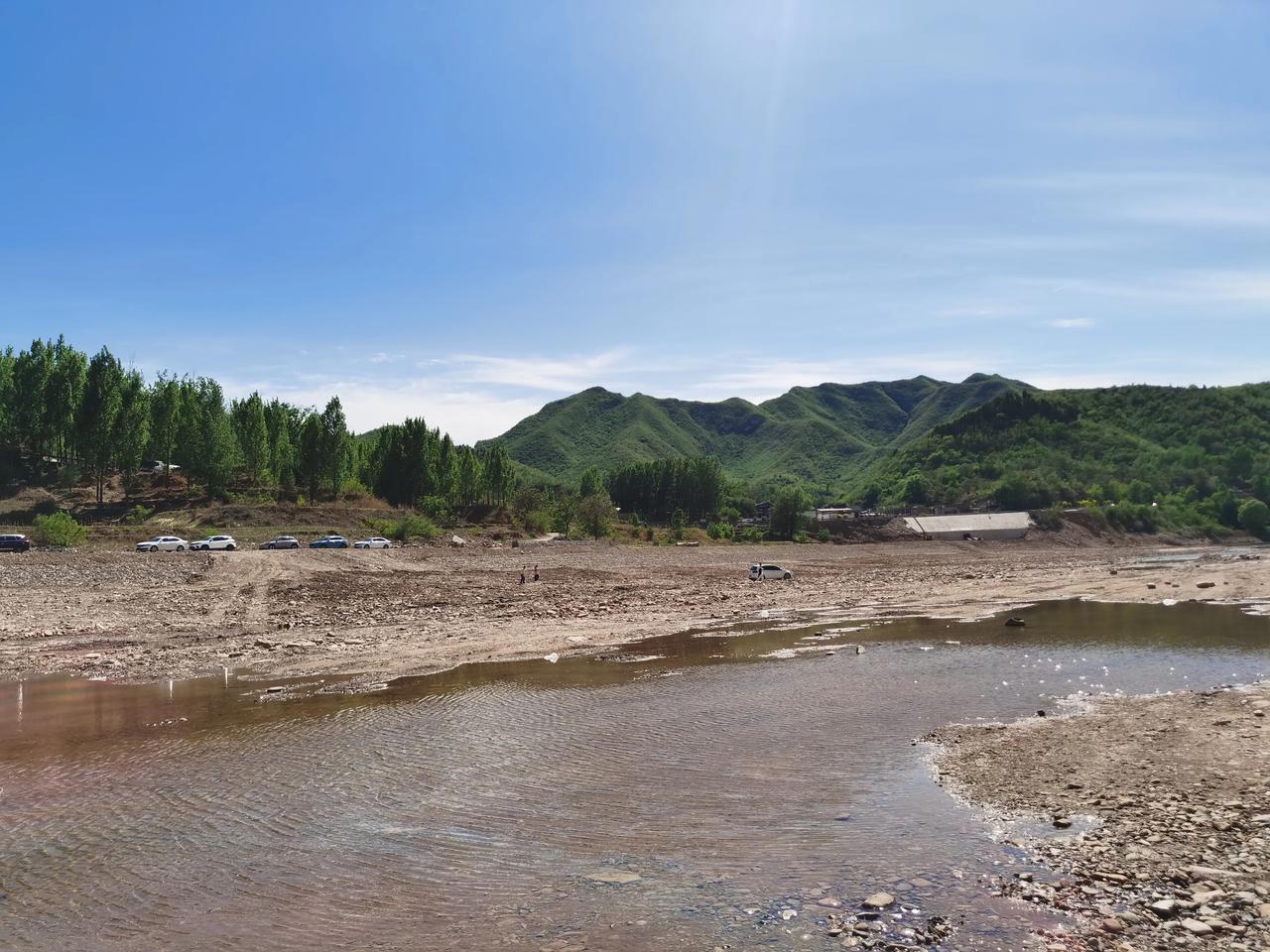 避开热门景区，找个野山或或河流，打个帐篷，吹吹夏天的风，问问野外的花草的芬芳，惬