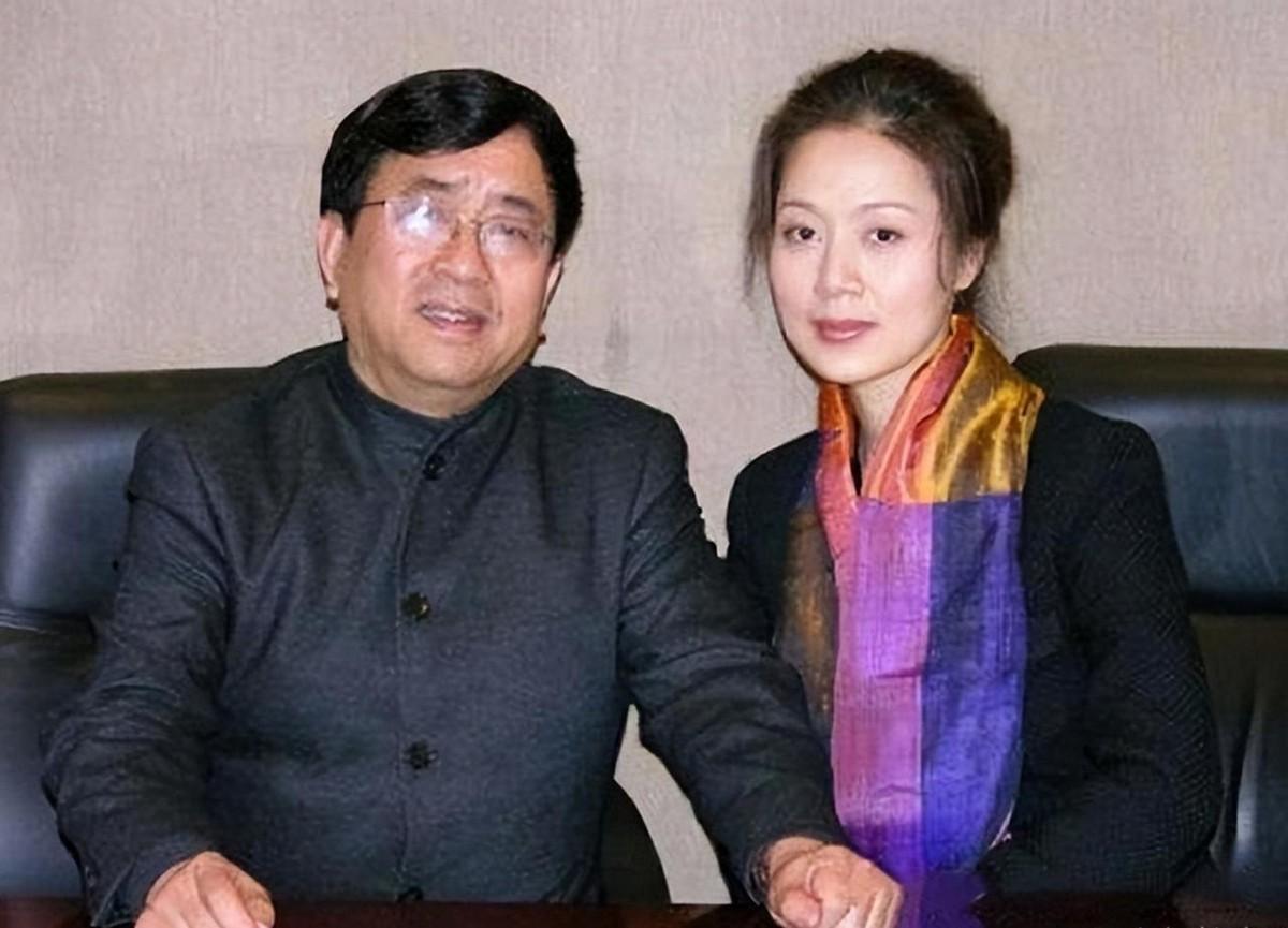 1992年5月，56岁的余秋雨在婚礼上郑重说道：“我们暂时不要孩子，先要把前妻的