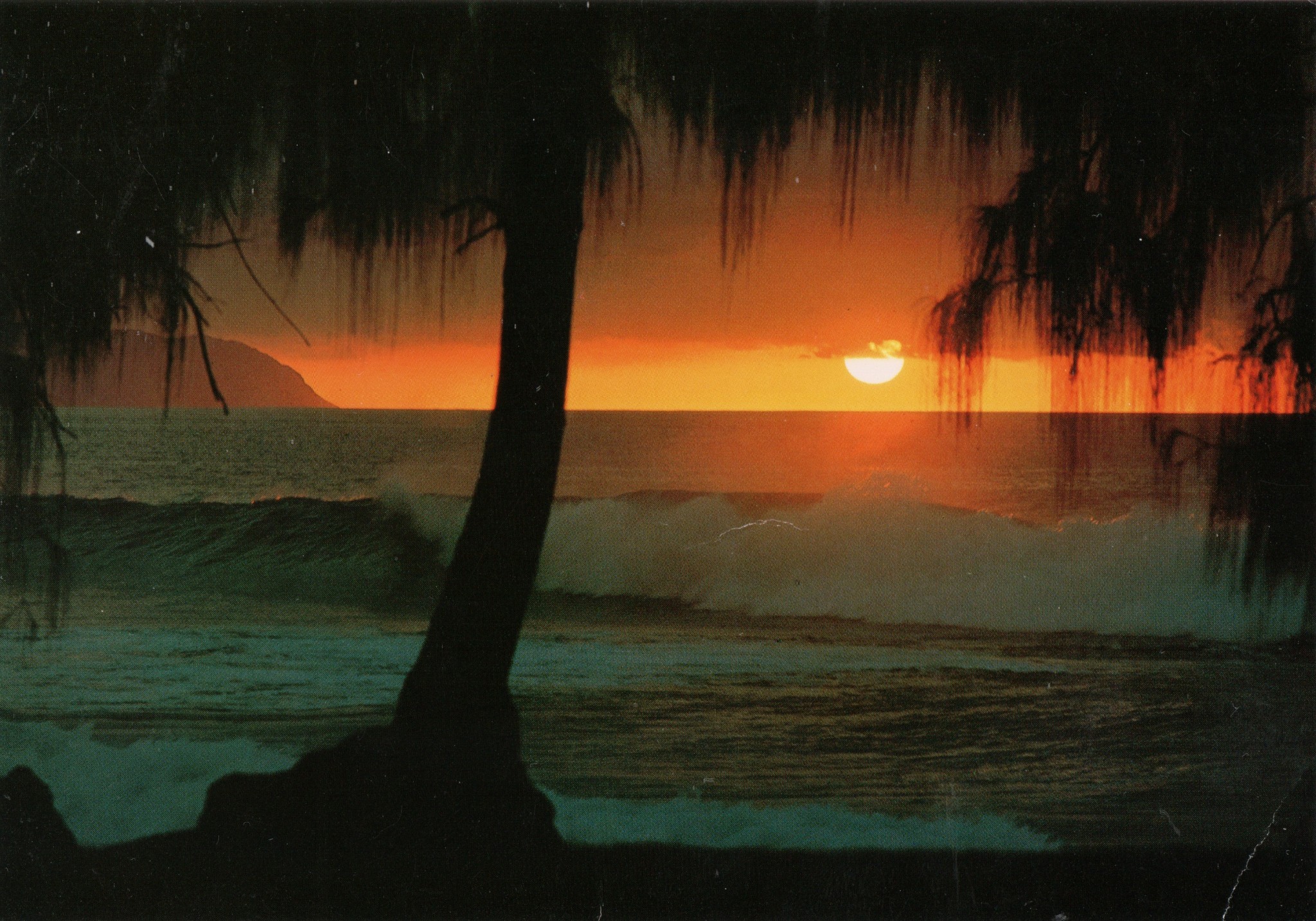 1977年，夏威夷卡埃纳角的日落景致。 