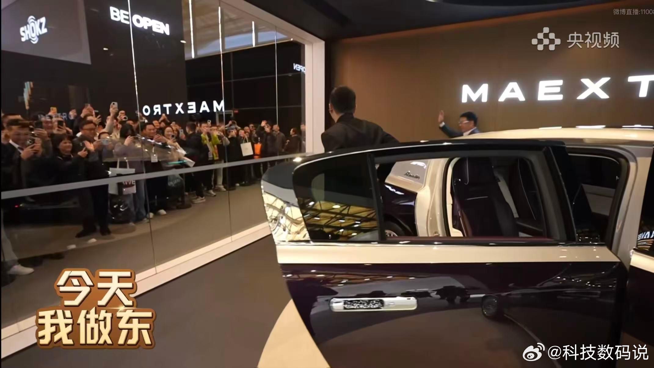 逛华为展看鸿蒙车 华为真的走到哪都是人山人海啊，这次AWE展鸿蒙智行5界齐聚，含