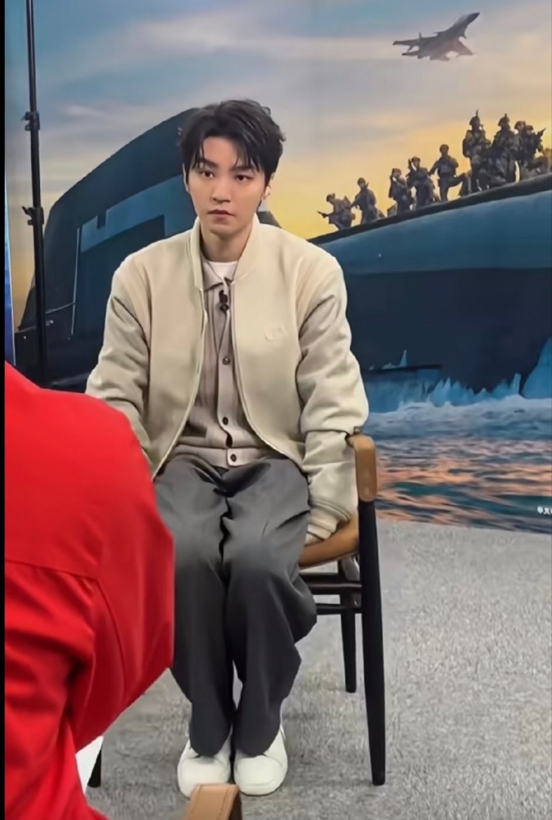 要被王俊凯这个小猫揣手可爱🌲了凯咪：天冷的话就揣在屁股底下 