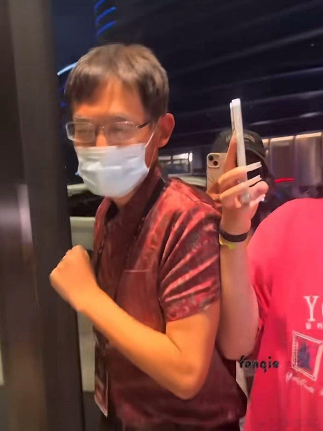 确实贴的太紧了，拍摄的手机都要怼脸上去了这能拍到啥？？李飞 离我远点给李飞挤得只