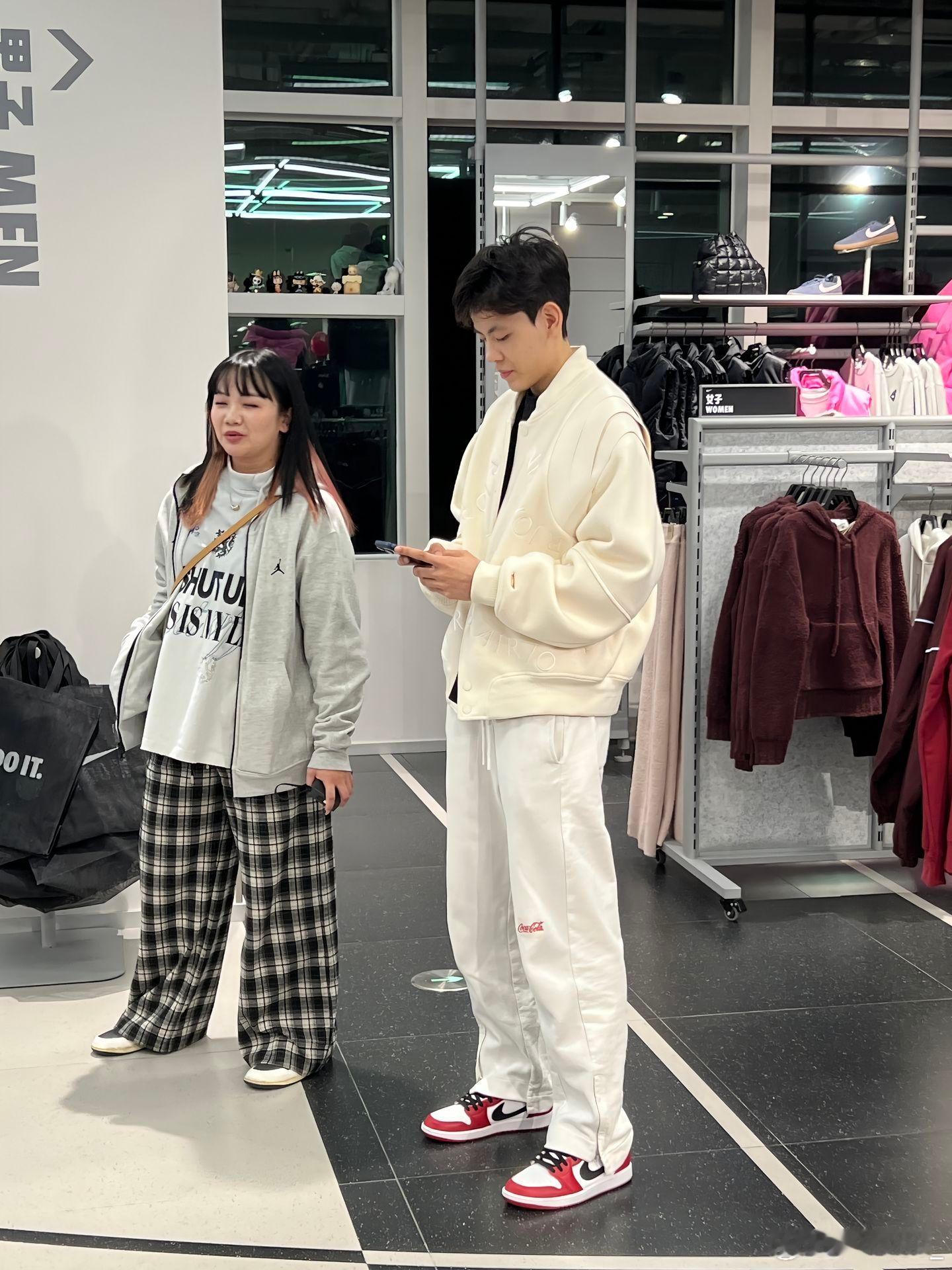 杨舒予杨舒予justdoitNike 20251126羊的Nike活动图一源于: