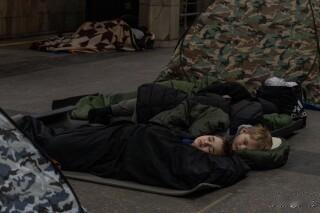 2026年2月3日，星期二，乌克兰基辅，人们在地铁站避难，地铁站被用作防空洞。