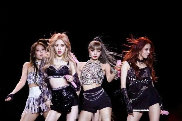 blackpink四人一起唱APT Blackpink 在三巡现场四人同唱《AP