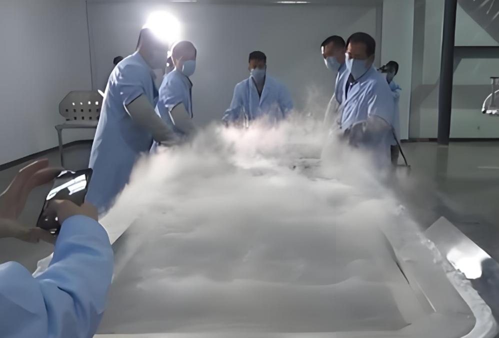 全球首例被冻了几十年的人解冻时，打开液氮罐的瞬间，在场的人都吓了一跳 — 那场面