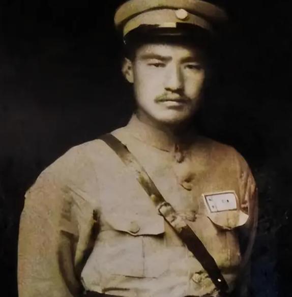 1949年，杀了3000多名红军的韩起功逃入祁连山，解放军搜寻多日无果，这时，一