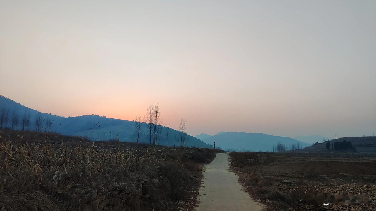 山区的黄昏，就像一幅逐渐晕染开的绝美画卷。太阳落山，红云霸占了半个天空，晚霞美得