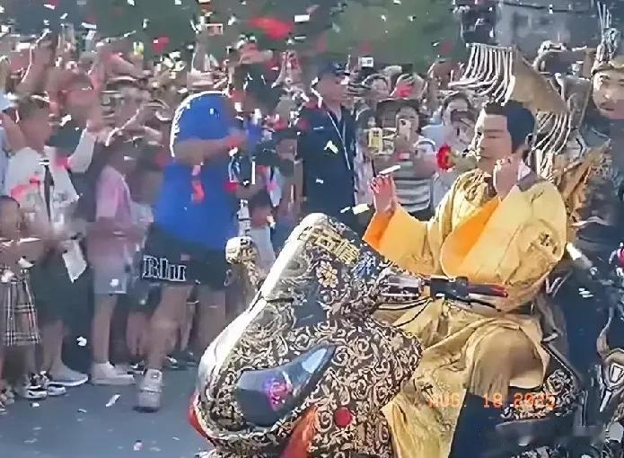 49岁演员郑国霖为何放弃荧幕，选择在景区扮演“李世民”？他这样回应。
郑国霖，一