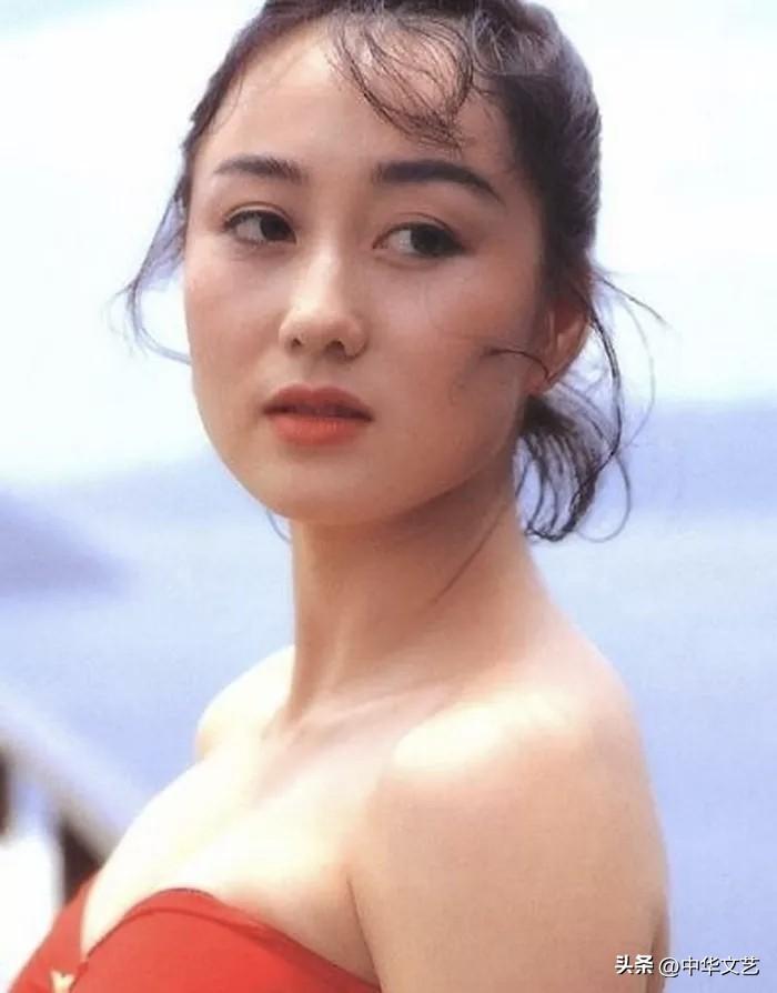 利智的美是女人本身的美，“回眸一笑百媚生，六宫粉黛无颜色”。
还有哪些词是形容女