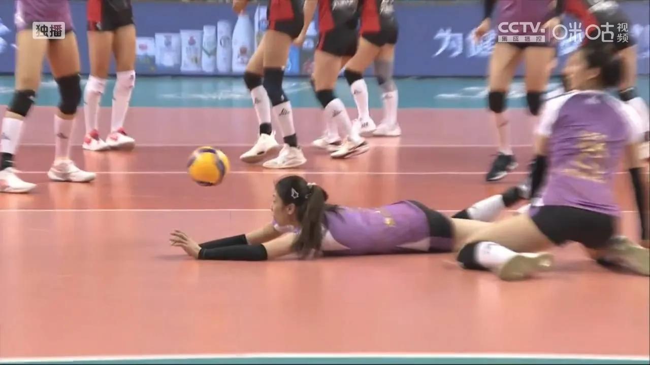 杨艺，天津女排可有可无的接应。冠军争夺战中，天津女排接应杨艺上场后，一传防守有所