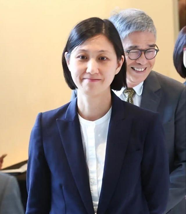 马唯中是马英九大女儿，现年46岁，容貌出众，获评“全球第四美千金”。她五官清秀，