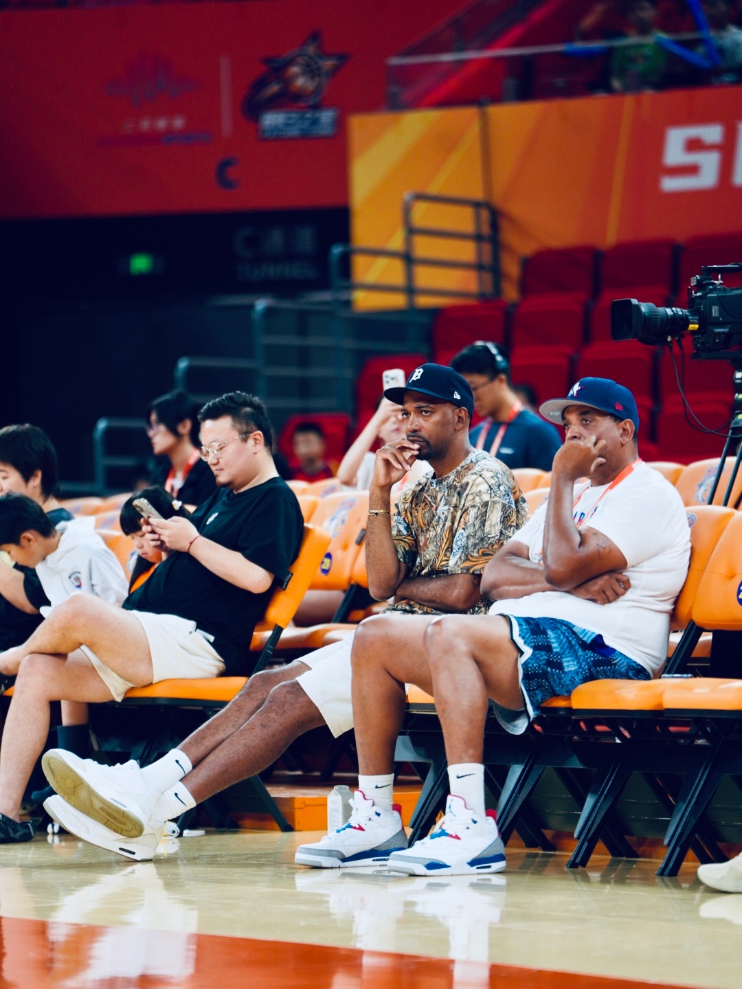 理查德·汉密尔顿观赛上海明日之星🏀2026上海明日之星篮球争冠赛面具侠来了明日