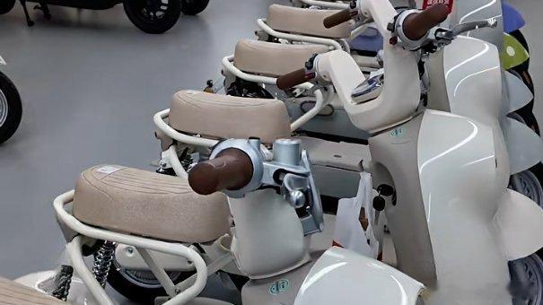 凤凰新闻【雅迪、爱玛回应新国标车型质疑：系误读，仅为个别企业的车型】12月4日，