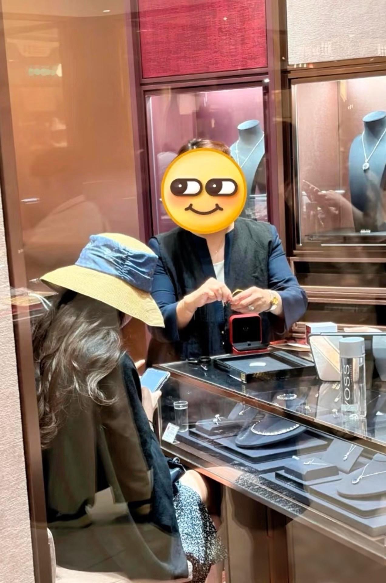 刘亦菲 刘亦菲在金店被偶遇给员工买黄金！！！之前姐姐就给剧组主创团队送过名奢，真
