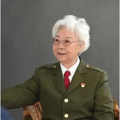 拿着每月三万块离休金的87岁老艺术家，本该在家含饴弄孙，结果却被人发现偷偷跑到影