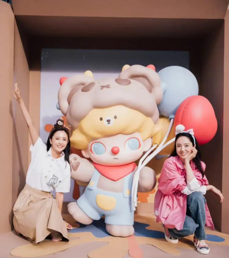 [赞][赞][赞]佟丽娅回到家乡过中秋，桌上美食令她惊叹不已，连呼“太多了，真的
