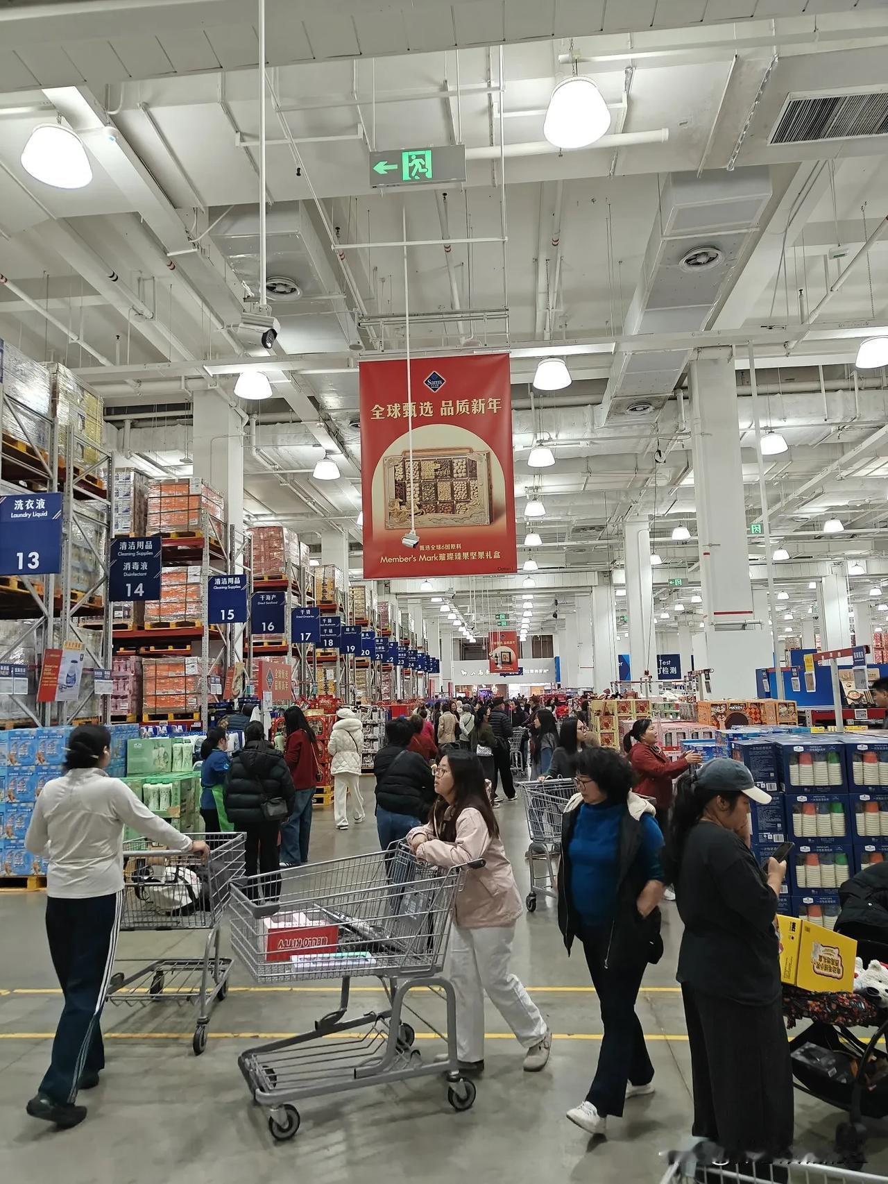 有个好朋友买东西总是往山姆跑。
今天，好朋友又喊我去逛山姆，反正闲着也是闲着，就