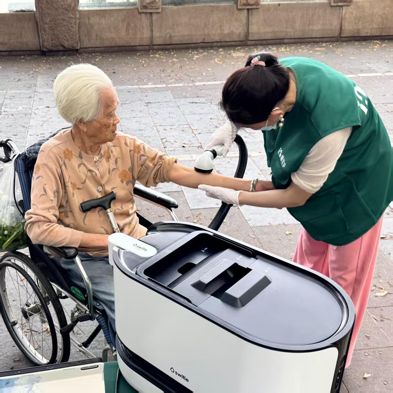 00后毕业一年给300多位老人洗过澡 有人觉得请人照护是“用钱打发”，但专业服务