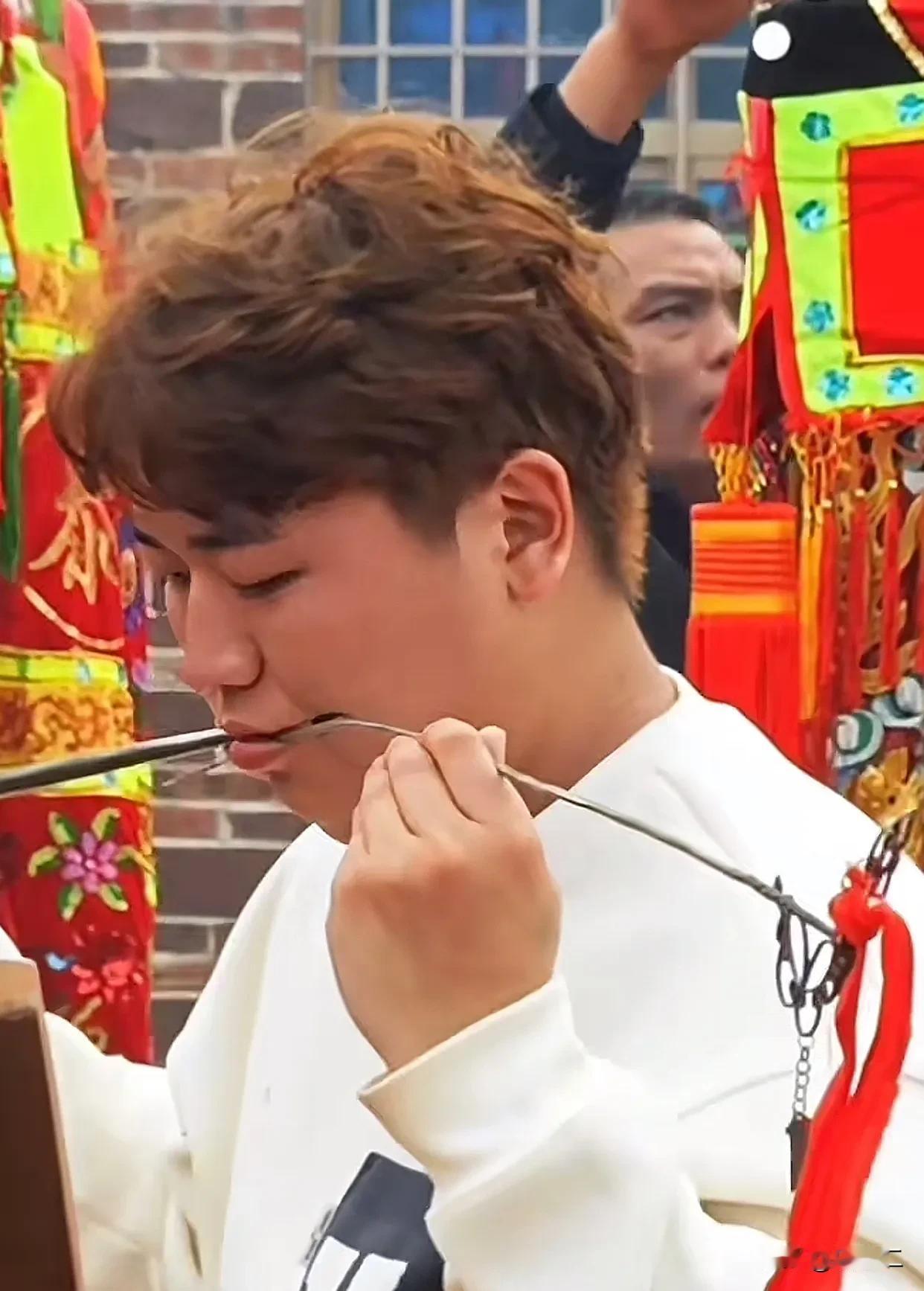 近日奥运跳水冠军全红婵亲哥哥，参加家乡风俗引起关注，被选中“穿令箭”。两条特殊钢