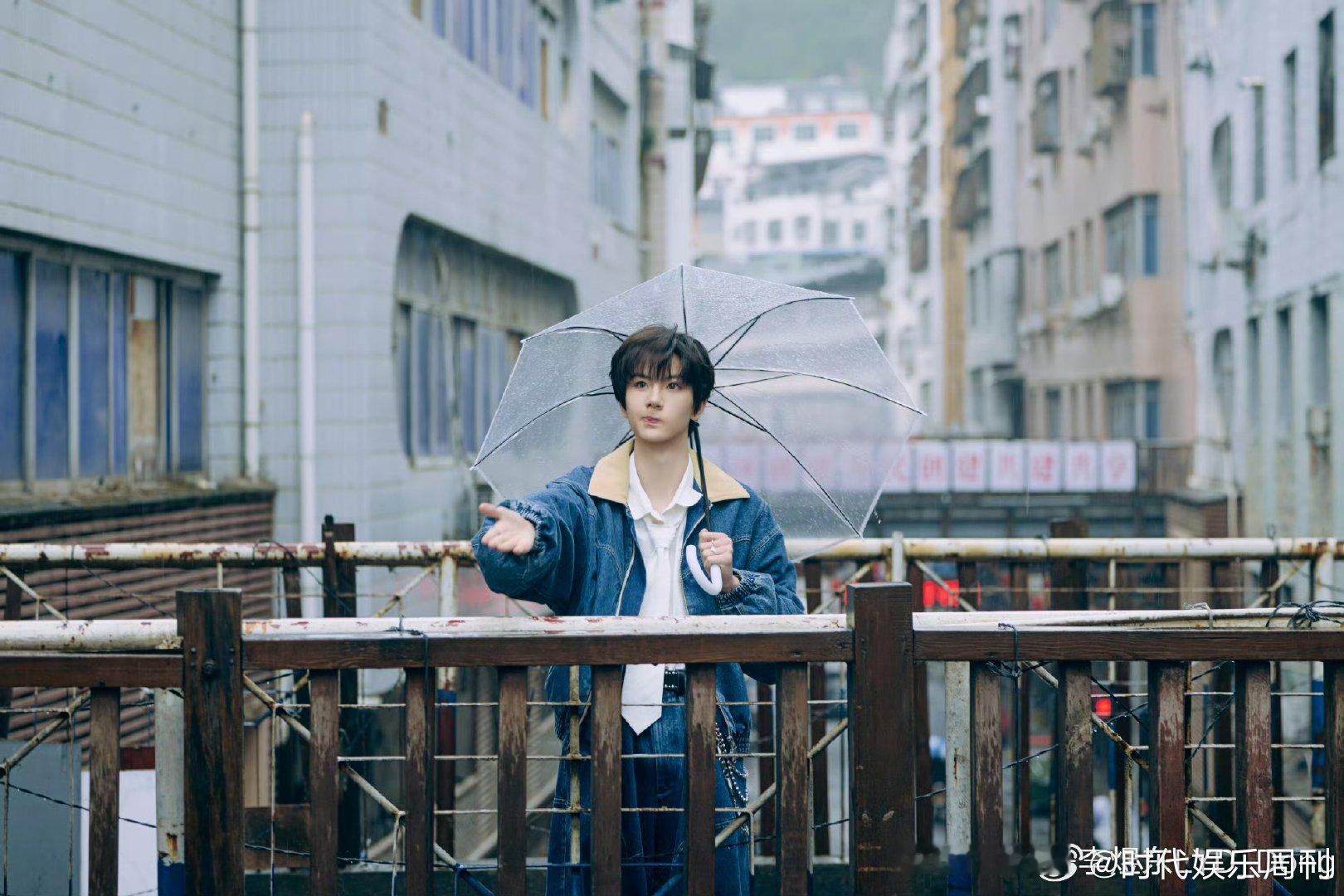 谁给李煜东戴的大直径美瞳谁给李煜东戴的大直径美瞳啊，本来眼睛就够大了，这下更像小