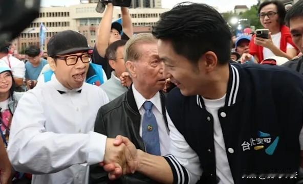 蔡康永该原谅吗？
今天，台北市长蒋万安在敦化中学举办竞总大会，主持人蔡康永身着黑
