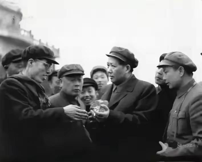 纪念人民领袖毛主席逝世四十九周年
领袖英灵在，
音容日月长。
雄韬达四海，
武略