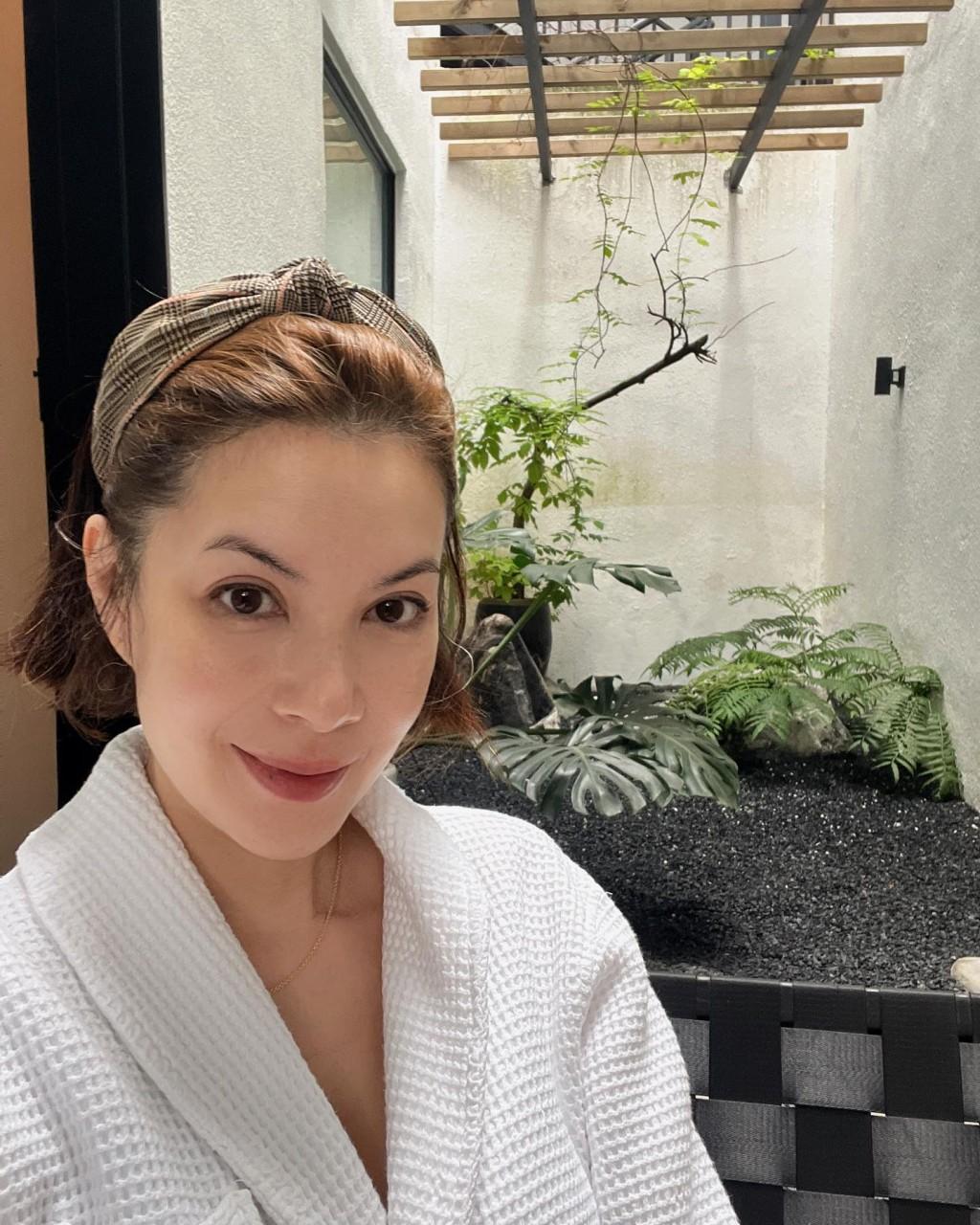 她刚出道也是香港一位歌手，也参与不少影视作品，印象最深刻就是参与电视剧《倚天屠龙