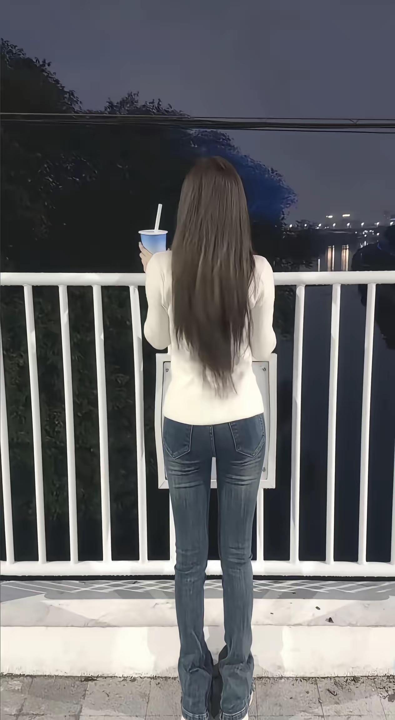 朋友当众发誓
以后再也不相信什么“网恋”了
朋友谈了一位网恋女朋友
半年时间了，