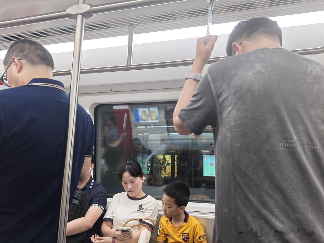 周一早晨八点的无锡地铁一号线，满满当当。
老两口去南禅寺附近采购，去上海换班前的