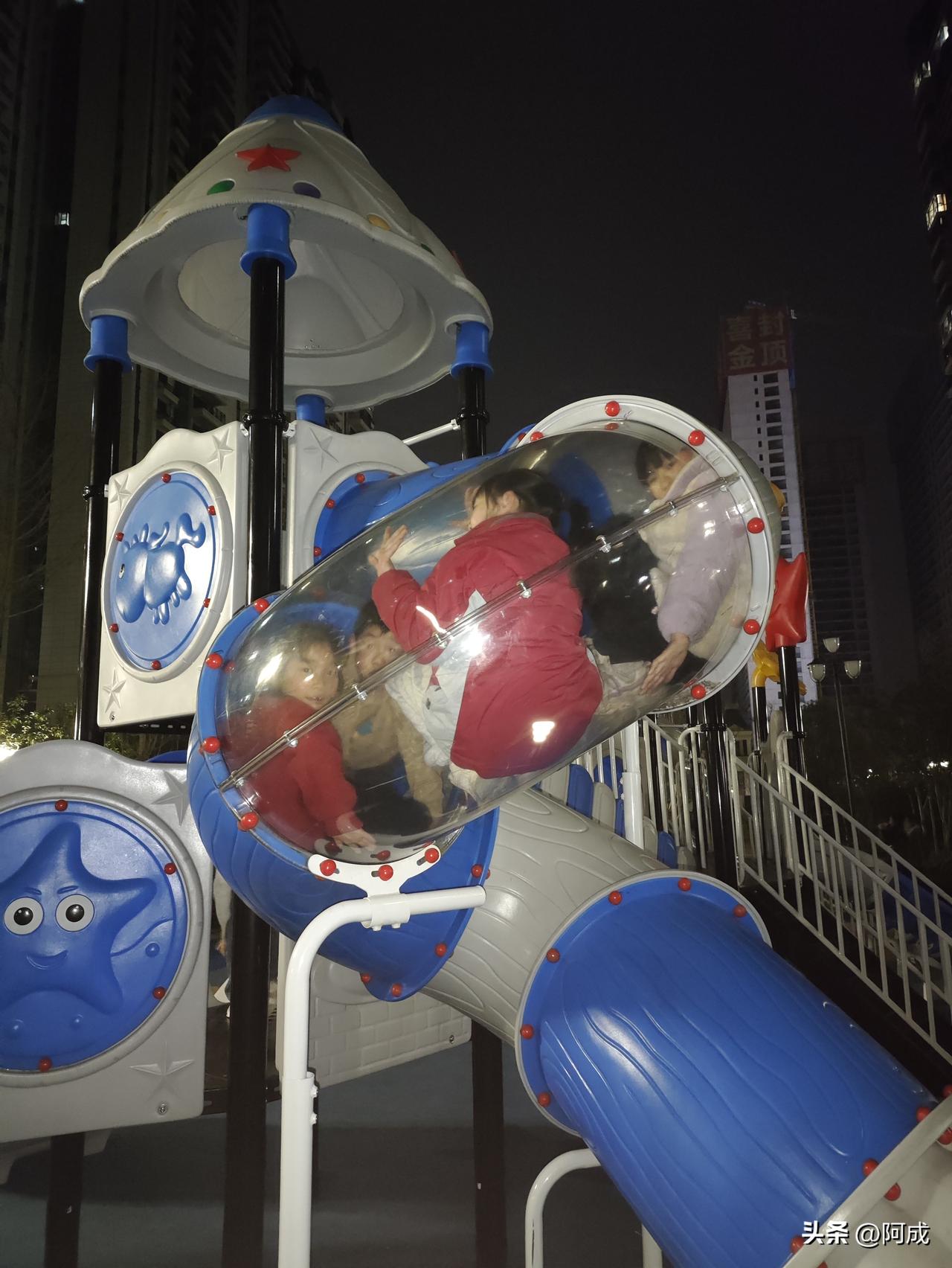 孩子们的快乐很简单。

城堡空间里，满是孩子们灵动的身影，像撒欢的小精灵，上蹿下