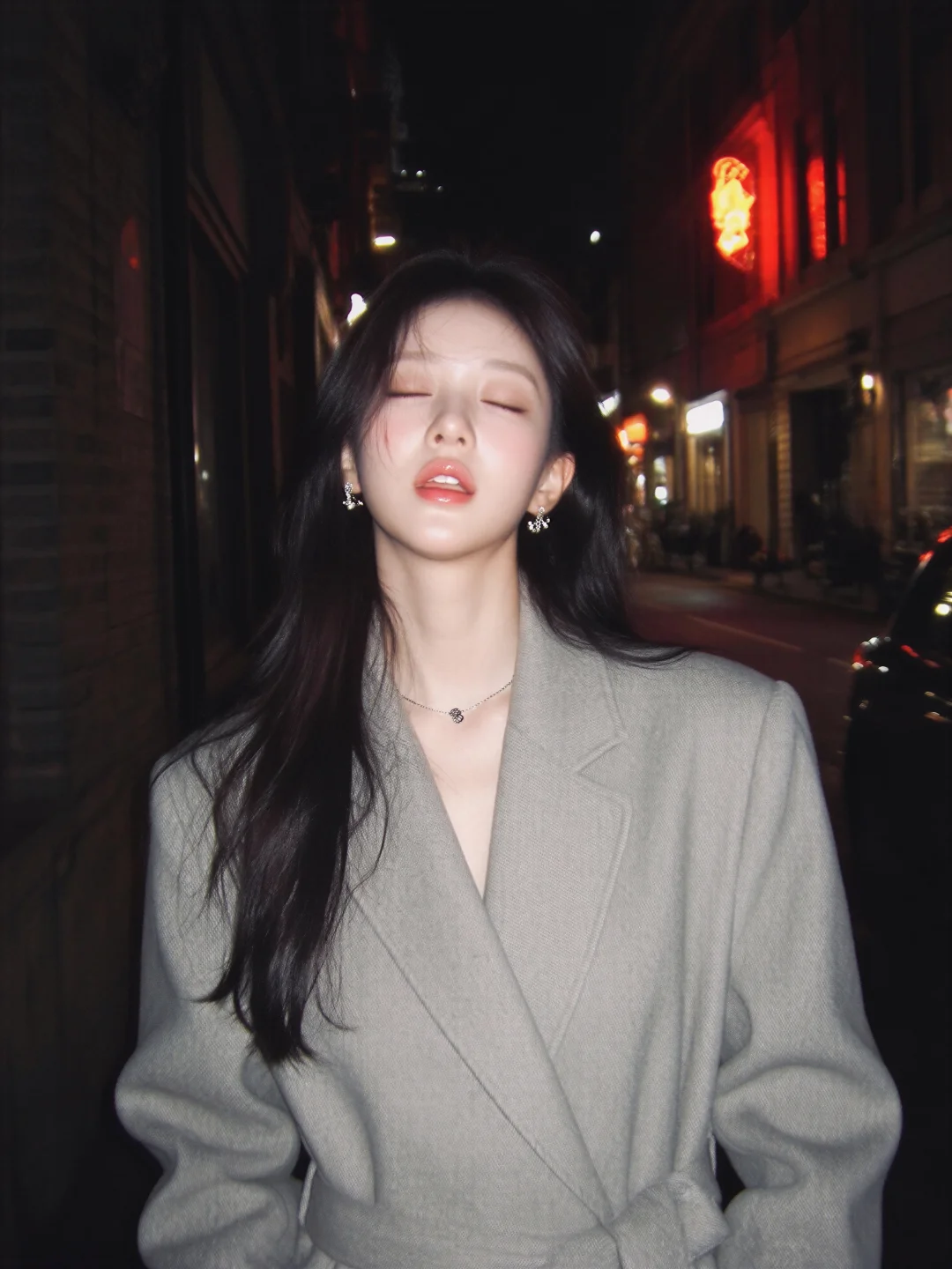 这个表情，站着睡着了一样。