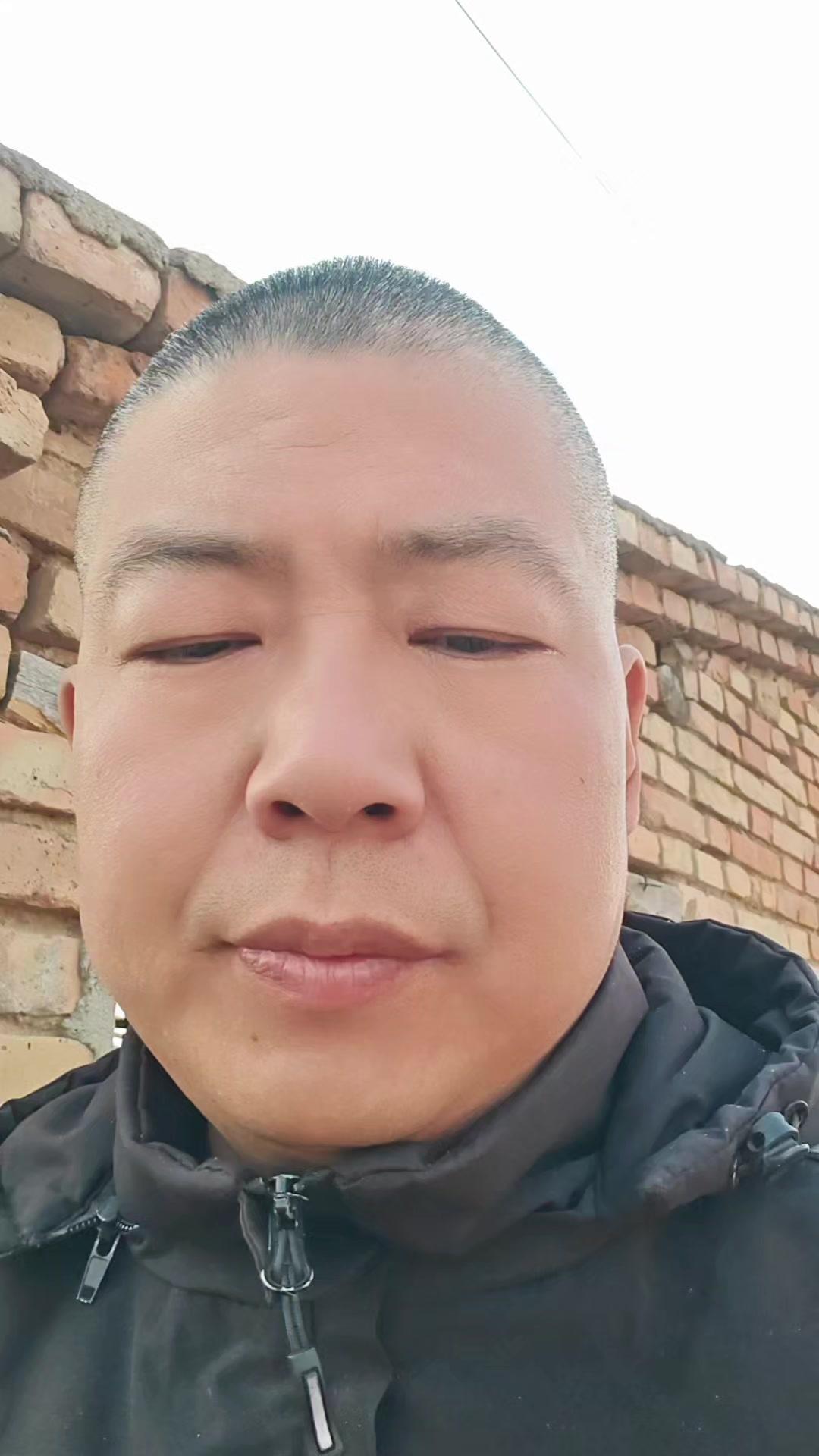 1️⃣看大腿关节：观察驴大腿关节处是否有残留物，有则说明拉稀，正常无残留。
2️