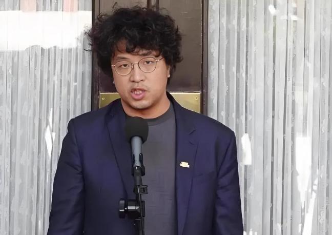 “红色通缉令”！叫嚣“不怕打压”的沈伯洋，在黎智英被定罪后，日子怕不好过了。
