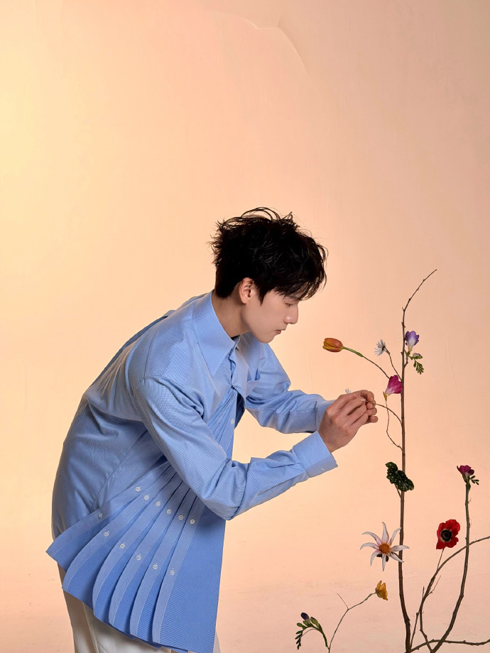 李昀锐分享COSMO拍摄花絮李昀锐每一帧都是画报李昀锐 COSMO 拍摄花絮公开