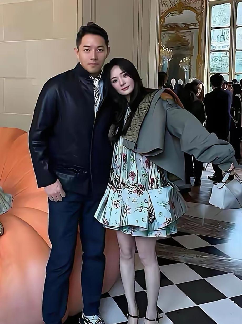 不管你们信不信，反正鲜花一般都是插在花瓶里，很少会插在牛粪上！[捂脸][捂脸][