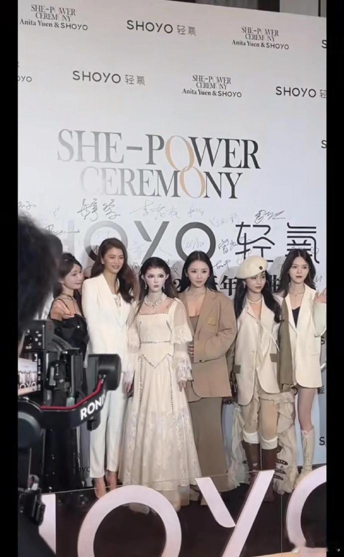 一对比，网红穿搭显得真土 ​​​